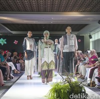 Busana tersebut dipadukan dengan celana panjang berwarna cokelat gelap bermotif senada, menciptakan silaturahmi gaya yang nyaman dan fungsional untuk momen Lebaran. Foto: Andhika Prasetia/detikFoto.