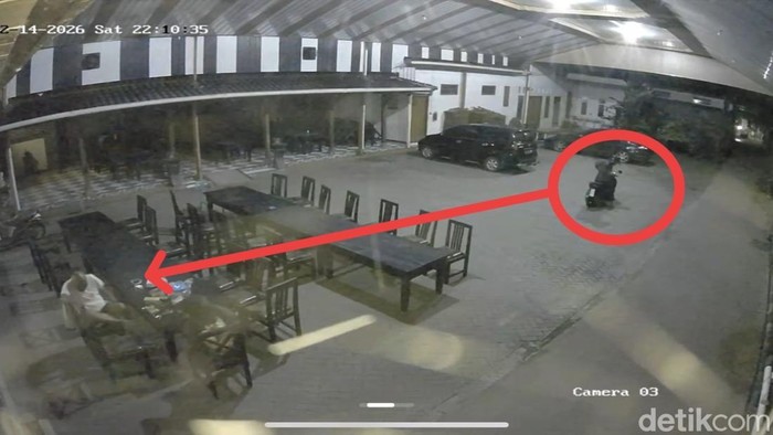 Warga Kedungwuni, Pekalongan, Amat Muzakhim, ditembak orang tak dikenal saat duduk di teras rumahnya. Polisi masih melakukan olah TKP.
