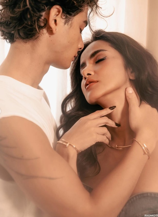 Tak hanya mesra, Olla dan Tristan juga tampil kompak mengenakan aksesori berbentuk mirip. Olla memilih gelang dan kalung emas model paku yang melingkar di tangan serta lehernya. Sementara Tristan juga mengenakan gelang serupa dengan yang dikenakan Olla. Foto: Instagram/@riomotret