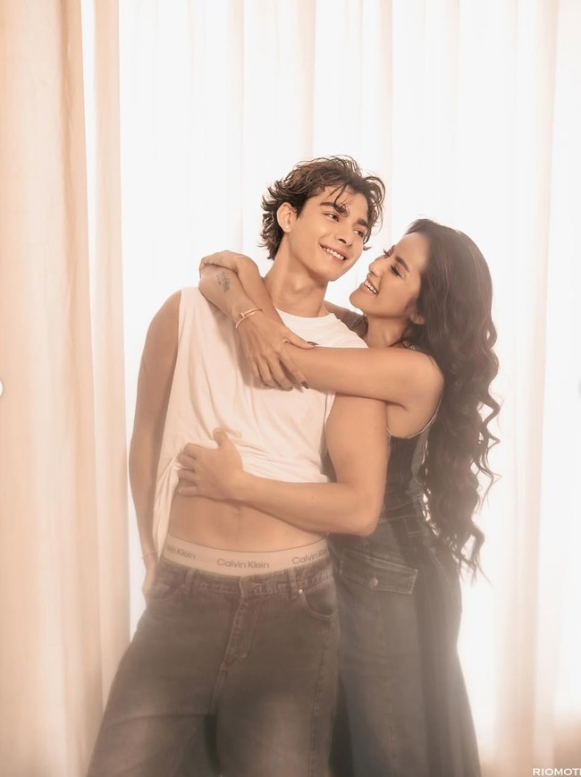 Meski terpaut usia yang cukup jauh, dimana Tristan 25 tahun lebih muda dari Olla, namun keduanya tampak serasi. Olla dan Tristan juga terlihat makin nempel. Foto: Instagram/@riomotret