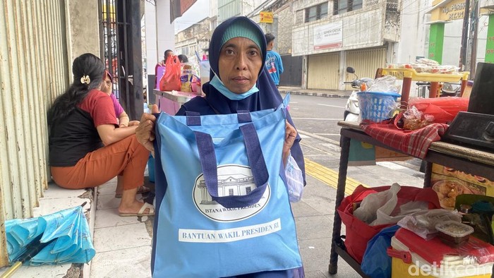 Wapres Gibran membagikan sembako saat kunjungan di Semarang. 