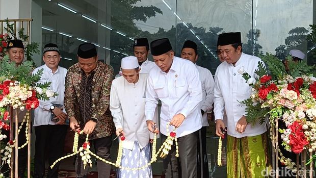 Peluncuran Torasera Nurja Berkah Milik Ponpes Nurul Jadid Paiton yang dihadiri Menteri Koperasi. Peluncuran Torasera Nurja Berkah Milik Ponpes Nurul Jadid Paiton yang dihadiri Menteri Koperasi.