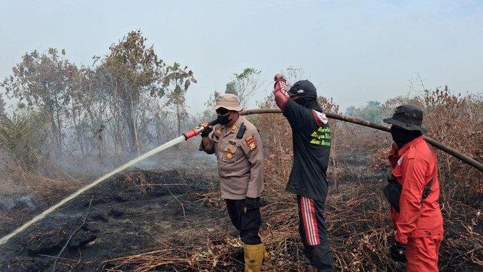 Polisi-TNI Berjuang Tak Kenal Lelah Padamkan Api di 10 Hektare Lahan Bengkalis.