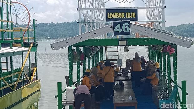 Perahu Wisata Rawa Jombor Perahu wisata di Rawa Jombor, Klaten, Minggu (15/2/2026).