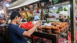 Petak Enam Glodok Ramai Jelang Imlek, Camilan dan Kue Keranjang Laris Manis