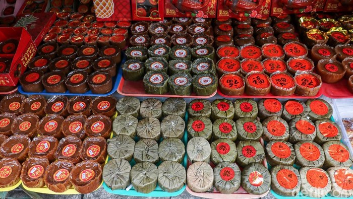 Suasana ramai di Petak Enam Glodok, Minggu (15/2/2026), saat warga berburu kue keranjang menjelang Imlek 2577 Kongzili. Kawasan Pecinan itu dipadati pembeli.