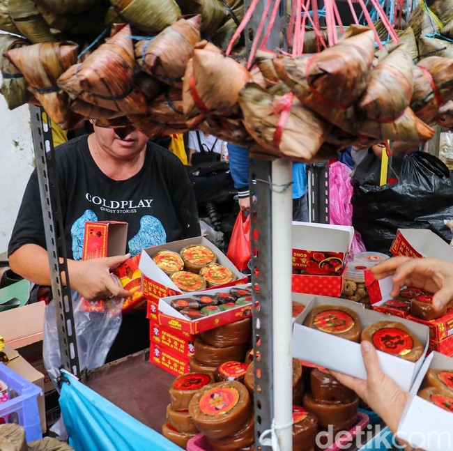 Petak Enam Glodok Ramai Jelang Imlek, Camilan dan Kue Keranjang Laris Manis