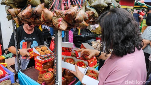 Petak Enam Glodok Ramai Jelang Imlek, Camilan dan Kue Keranjang Laris Manis