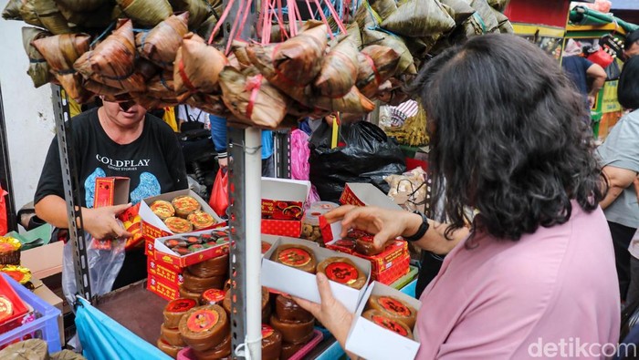 Suasana ramai di Petak Enam Glodok, Minggu (15/2/2026), saat warga berburu kue keranjang menjelang Imlek 2577 Kongzili. Kawasan Pecinan itu dipadati pembeli.