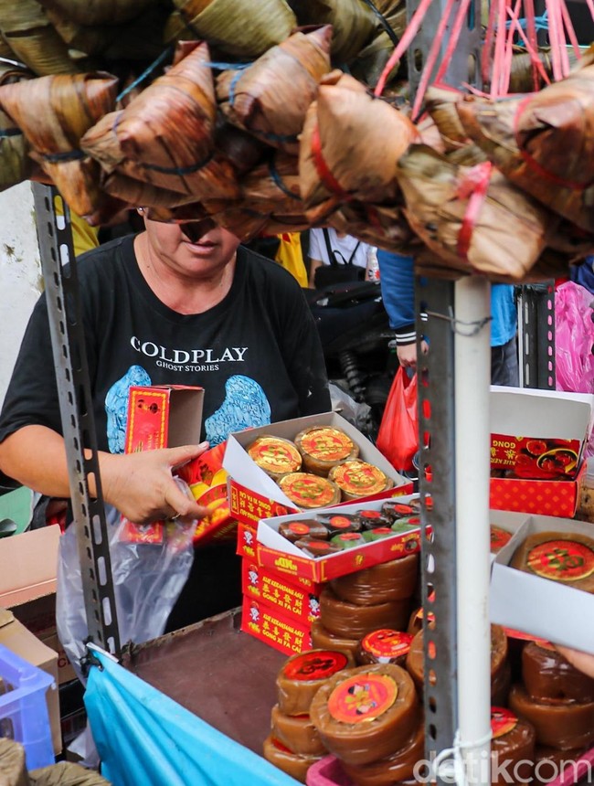Petak Enam Glodok Ramai Jelang Imlek, Camilan dan Kue Keranjang Laris Manis