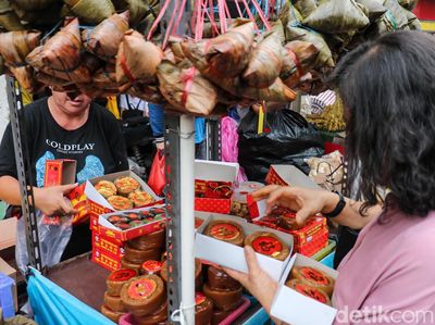 Petak Enam Glodok Ramai Jelang Imlek, Camilan dan Kue Keranjang Laris Manis
