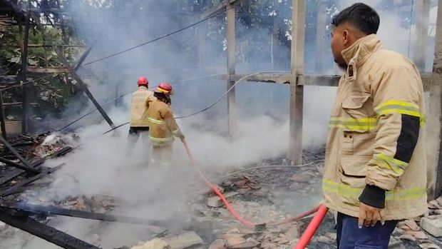 Petugas Damkar memadamkan api yang membakar kadang ayam di Ngemplak, Boyolali, Minggu (15/2/2026).