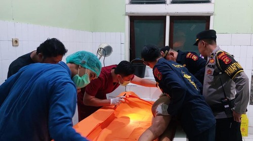 Petugas mengidentifikasi pria tewas di gedung pos jaga areal DAM Desa Baluk, Kecamatan Negara, Jembrana, Sabtu (14/2/2026). (Dok. Polres Jembrana)