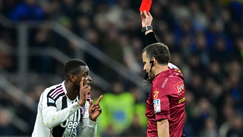 Soccer Football - Serie A - Inter Milan v Juventus - San Siro, Milan, Italy - February 14, 2026 Juventus Pierre Kalulu is shown a red card by referee Federico La Penna REUTERS/Daniele Mascolo