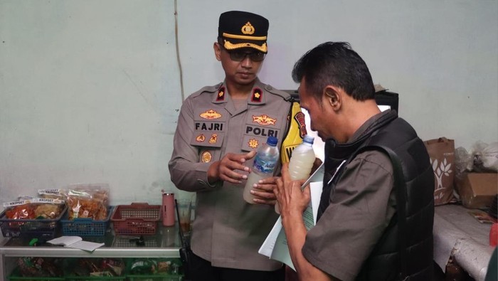 Polisi saat menemukan tuak kelapa di Sukabumi