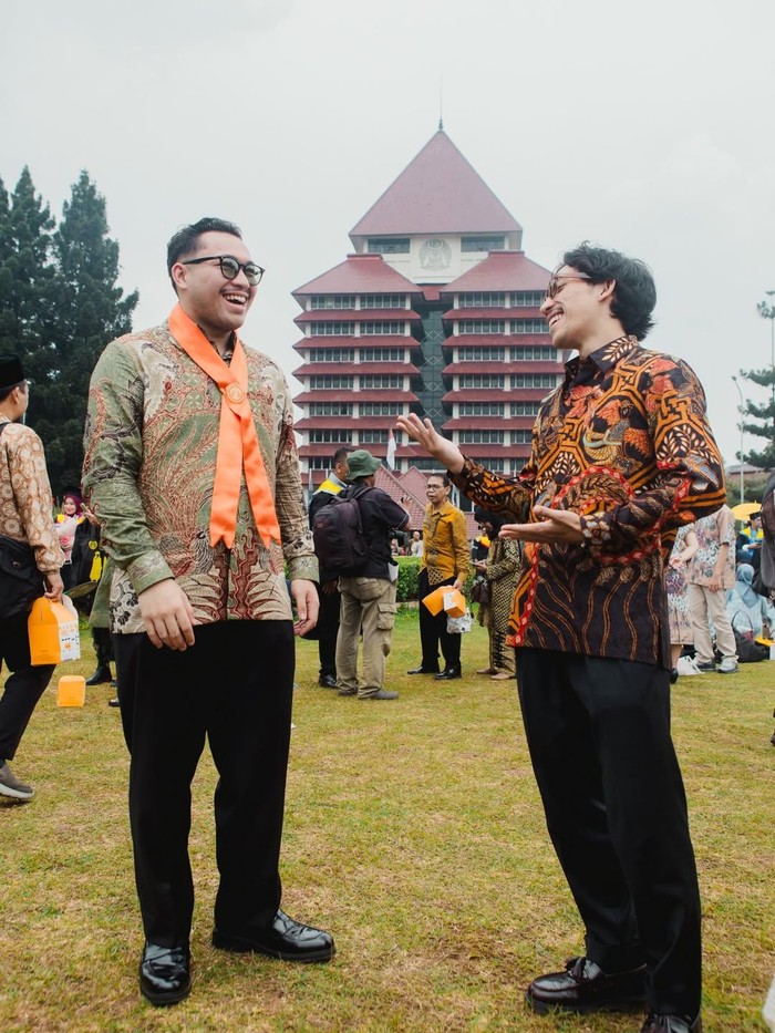 Pria Bernama Hoed wisuda S1.