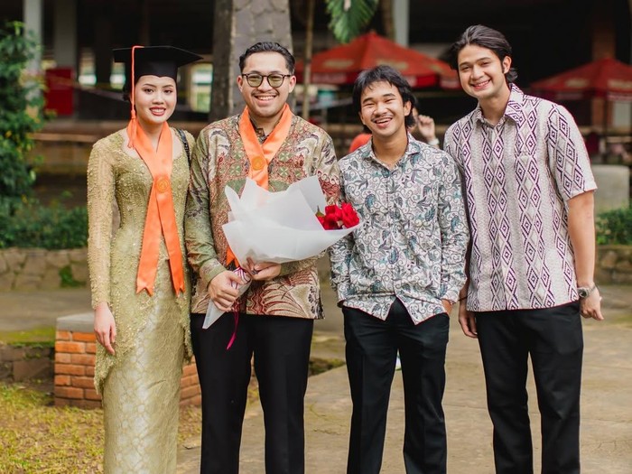 Ungkapan Bahagia dan Doa Melly Goeslaw Temani Pria Bernama Hoed Wisuda S1