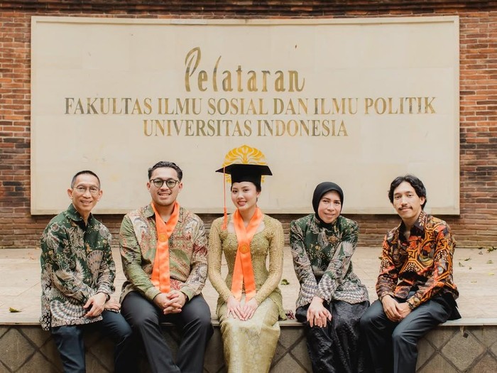 Ungkapan Bahagia dan Doa Melly Goeslaw Temani Pria Bernama Hoed Wisuda S1