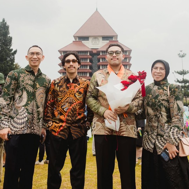 Ungkapan Bahagia dan Doa Melly Goeslaw Temani Pria Bernama Hoed Wisuda S1