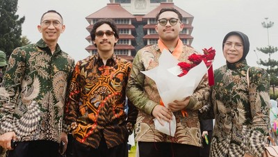 Ungkapan Bahagia dan Doa Melly Goeslaw Temani Pria Bernama Hoed Wisuda S1
