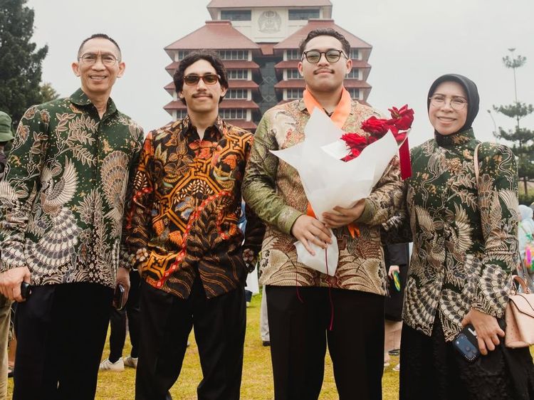 Ungkapan Bahagia dan Doa Melly Goeslaw Temani Pria Bernama Hoed Wisuda S1