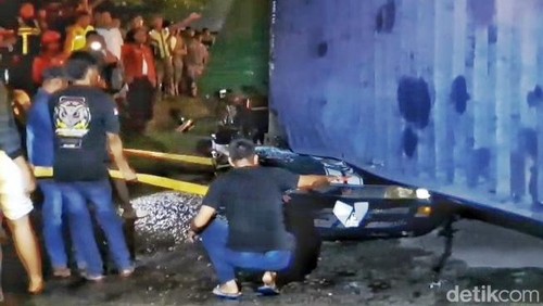 Proses evakuasi korban oleh petugas Gabungan, saat kecelakaan di Jalan Raya Rawagabus, Kabupaten Karawang