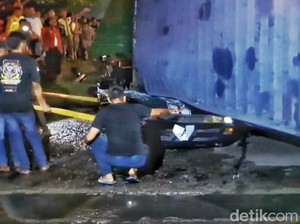 Tragis Pasutri dan Balitanya Tewas Usai Corolla Tertimpa Truk Kontainer