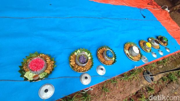 Prosesi Tradisi Nadran di Situs Buyut Mangun Tapa, Kecamatan Baregbeg, Kabupaten Ciamis menjelang Ramadan.