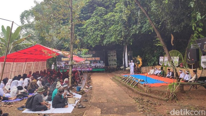 Prosesi Tradisi Nadran di Situs Buyut Mangun Tapa, Kecamatan Baregbeg, Kabupaten Ciamis menjelang Ramadan.