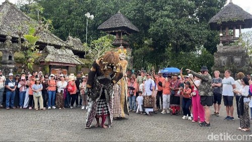 Puluhan wisatawan antusias saat menonton pementasan Barong Landung di Desa Penglipuran, Kabupaten Bangli, Bali, Minggu (15/2/2026). (Foto: Aryo Mahendro/detikBali)