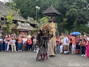 Libur Imlek, Wisatawan Antusias Nonton Barong Landung di Desa Penglipuran