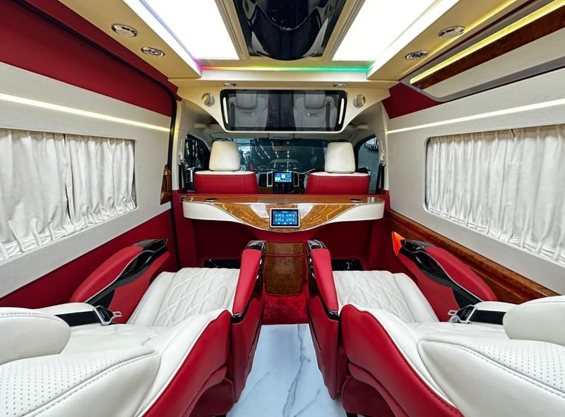 Raffi Ahmad Borong 2 Unit HiAce dengan Interior Mewah Raffi Ahmad Borong 2 Unit HiAce dengan Interior Mewah