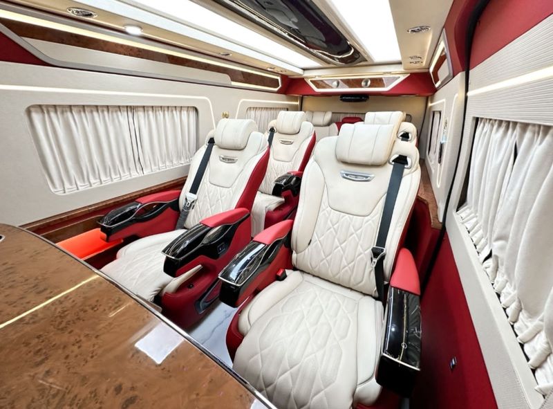 Raffi Ahmad Borong 2 Unit HiAce dengan Interior Mewah Raffi Ahmad Borong 2 Unit HiAce dengan Interior Mewah