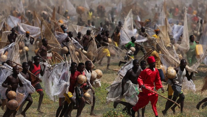 Fishermen gather with their fishing nets in the Matan-Fada river while attempting to catch the biggest fish during the closing day of the Argungu International Fishing Festival in Argungu, Kebbi State, Nigeria, February 14, 2026. REUTERS/Sodiq Adelakun