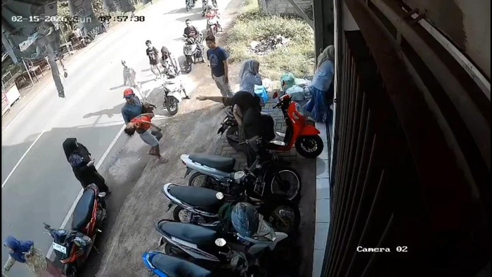 Rekaman CCTV detik-detik bocah di Pasuruan ditabrak mobil hingga tewas saat sedang duduk di atas motor parkir.