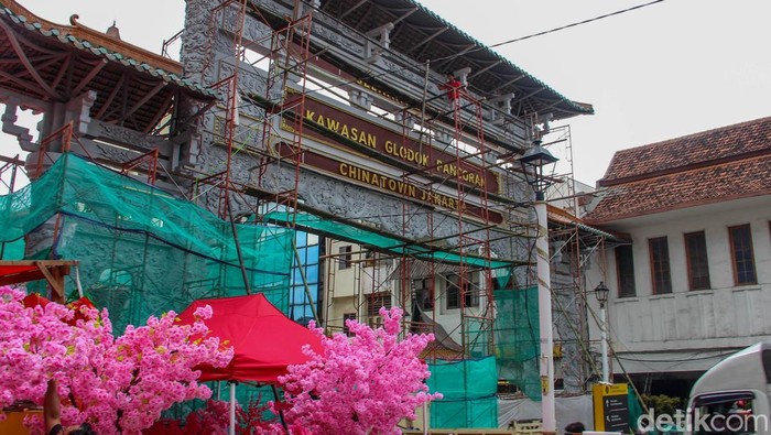 Gapura Chinatown di Glodok, Jakarta Barat, direnovasi untuk mempercantik kawasan. Penataan ini diharapkan mendongkrak wisata budaya ibu kota.