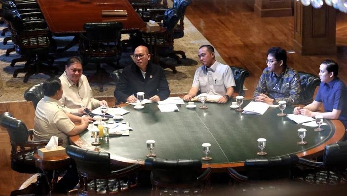 Sejumlah menteri kabinet merah putih rapat bareng Presiden Prabowo di Hambalang (dok instagram @presidenrepublikindonesia)