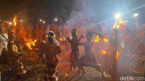 Sejumlah pria melaksanakan tradisi Siat Api di Desa Adat Duda, Kecamatan Selat, Karangasem, Bali, Minggu (15/2/2026). (Foto: I Wayan Selamat Juniasa/detikBali)