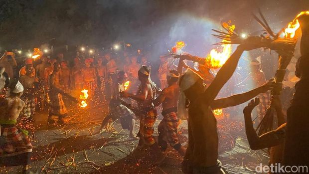 Sejumlah pria melaksanakan tradisi Siat Api di Desa Adat Duda, Kecamatan Selat, Karangasem, Bali, Minggu (15/2/2026). (Foto: I Wayan Selamat Juniasa/detikBali)
