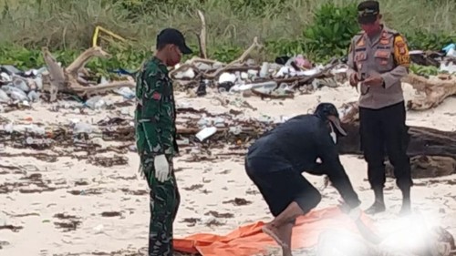Warga Kepulauan Selayar dikejutkan penemuan mayat pria tanpa busana di Pantai Lajaa. Polisi evakuasi jenazah dan selidiki penyebab kematian.