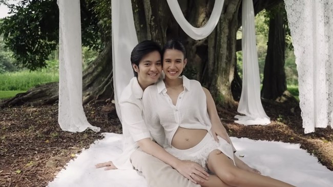 Pasangan artis Angga Yunanda dan Shenina Cinnamon tengah berbahagia menantikan kelahiran anak pertama mereka. Baru-baru ini keduanya membagikan video gender reveal simpel dan intimate. Foto: Instagram/@sheninacinnamon