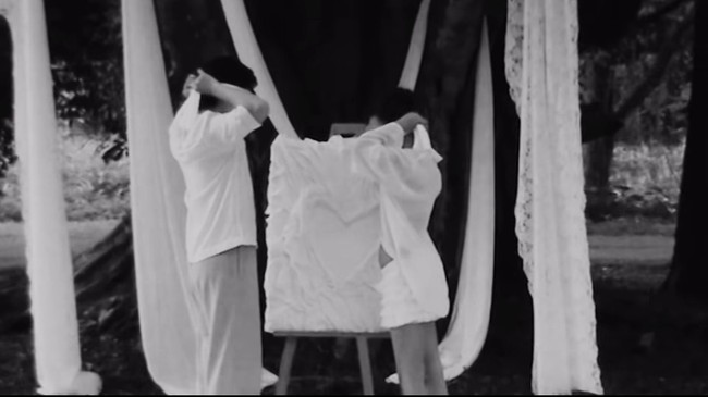 Berlokasi outdoor dengan pepohonan hijau, keduanya kompak kenakan busana didominasi warna putih. “A small reveal, a lifetime of love,” tulis keterangan dalam unggahan. Foto: Instagram/@sheninacinnamon