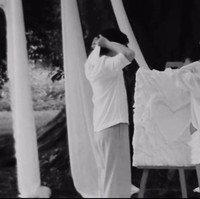 Berlokasi outdoor dengan pepohonan hijau, keduanya kompak kenakan busana didominasi warna putih. “A small reveal, a lifetime of love,” tulis keterangan dalam unggahan. Foto: Instagram/@sheninacinnamon