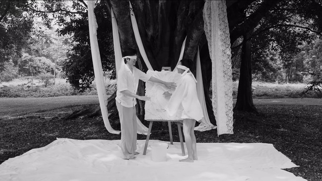 Awalnya Shenina dan Angga sama-sama menutup mata sambil mengoleskan cat pada papan yang disiapkan. Warna cat tersebut yang nantinya akan menandakan jenis kelamin calon buah hati mereka. Foto: Instagram/@sheninacinnamon