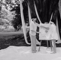 Awalnya Shenina dan Angga sama-sama menutup mata sambil mengoleskan cat pada papan yang disiapkan. Warna cat tersebut yang nantinya akan menandakan jenis kelamin calon buah hati mereka. Foto: Instagram/@sheninacinnamon