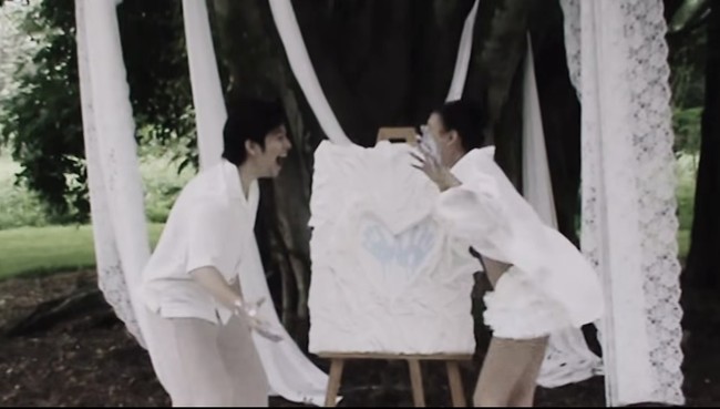 Rupanya cat tersebut berwarna biru, yang menandakan Shenina sedang mengandung bayi laki-laki. Keduanya pun langsung bersorak gembira usai mengetahui jenis kelamin calon anak pertama mereka. Foto: Instagram/@sheninacinnamon