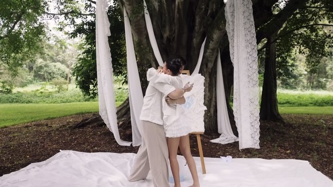 Meski berkonsep sederhana, video gender reveal kehamilan Shenina dan Angga tetap terlihat estetik dan intimate. Penampilan Shenina dan Angga pun terlihat santai namun tetap rapi. Foto: Instagram/@sheninacinnamon