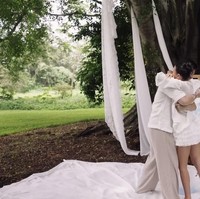 Meski berkonsep sederhana, video gender reveal kehamilan Shenina dan Angga tetap terlihat estetik dan intimate. Penampilan Shenina dan Angga pun terlihat santai namun tetap rapi. Foto: Instagram/@sheninacinnamon