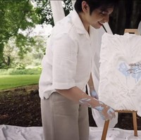 Shenina mengenakan kemeja lengan panjang dengan kancing perut terbuka, memperlihatkan baby bump yang mulai membesar. Kemeja tersebut dipadukan dengan rok pendek yang juga berwarna putih. Foto: Instagram/@sheninacinnamon