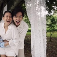 Serasi dengan sang istri, Angga juga mengenakan kemeja putih. Kemeja putih lengan pendek tersebut dipadukan dengan celana panjang bahan warna nude. Foto: Instagram/@sheninacinnamon